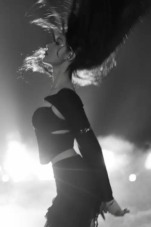 今天的@crystal张天爱是爱跳舞的"爱侦探"04  中午12:00@芒果tv,一