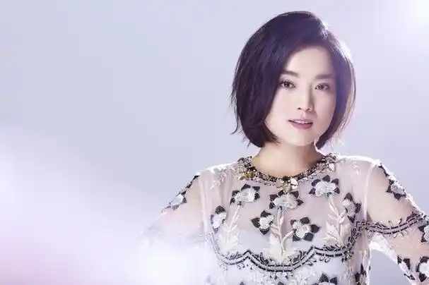 白雪是90年代的当红女歌手,她的代表作《小桃红》是难以超越的经典.