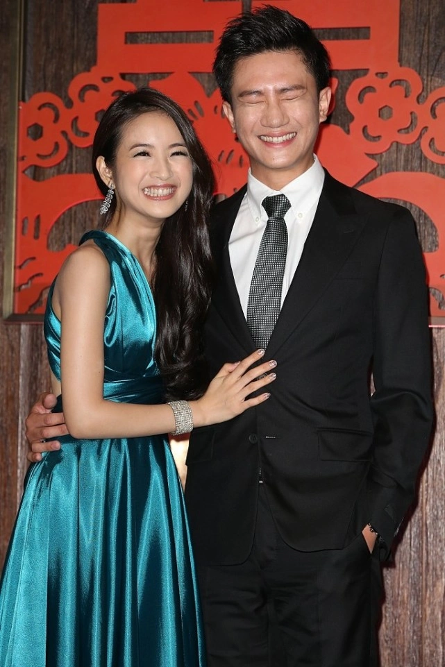 原创林依晨与老公同框还挺恩爱的穿上高端礼服裙看着贵气却显老