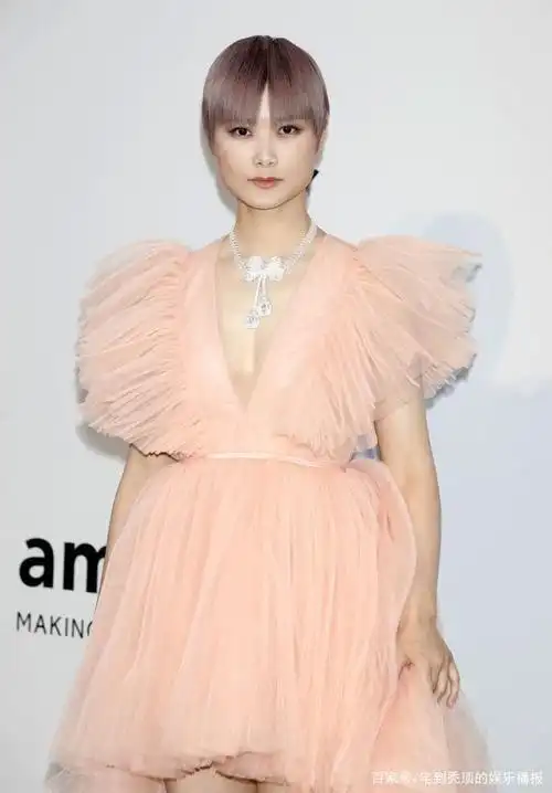 空前!李宇春穿粉嫩纱裙大秀美腿 深v小秀事业线