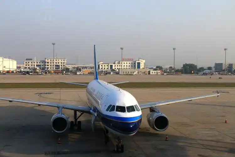 北京首都机场内隔着玻璃随拍的飞机