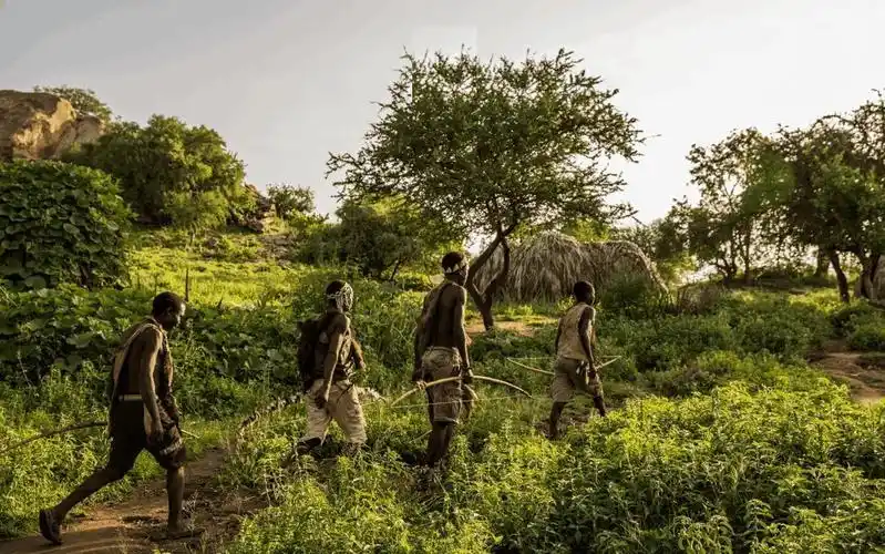 地球上最后以狩猎为生的原始部落 狗是战斗伙伴