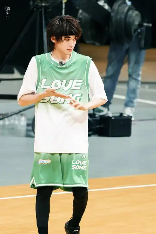 时代少年团壁纸超话#时代少年团#  cr:烟花纪·宋亚轩