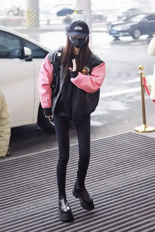 杨幂粉黑棒球服