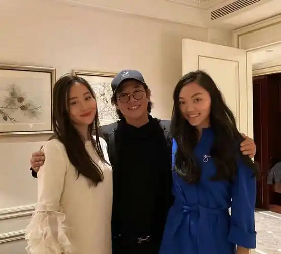 61岁利智近照罕见曝光,主动搂着李连杰,结婚24年甜蜜如初_妻子_女儿