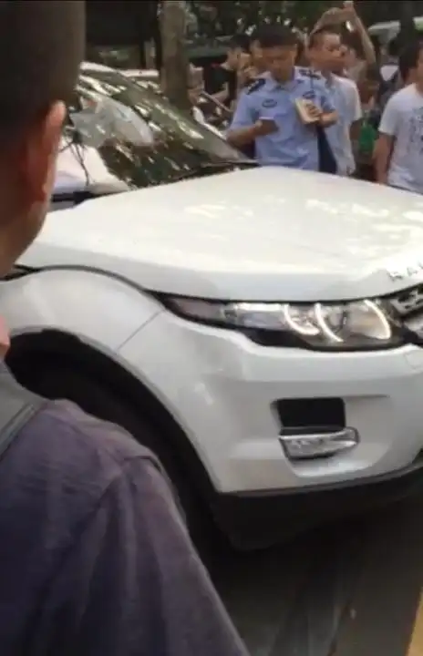 【热点事件】路虎派出所门口撞捷豹!本是同根生,相煎为理财!