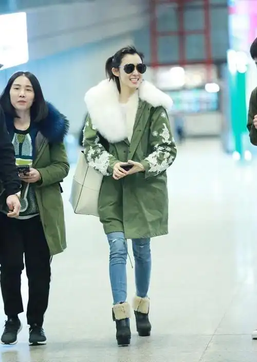 范玮琪身材虽然瘦却爱穿宽松大衣171cm身材真挺有优势的