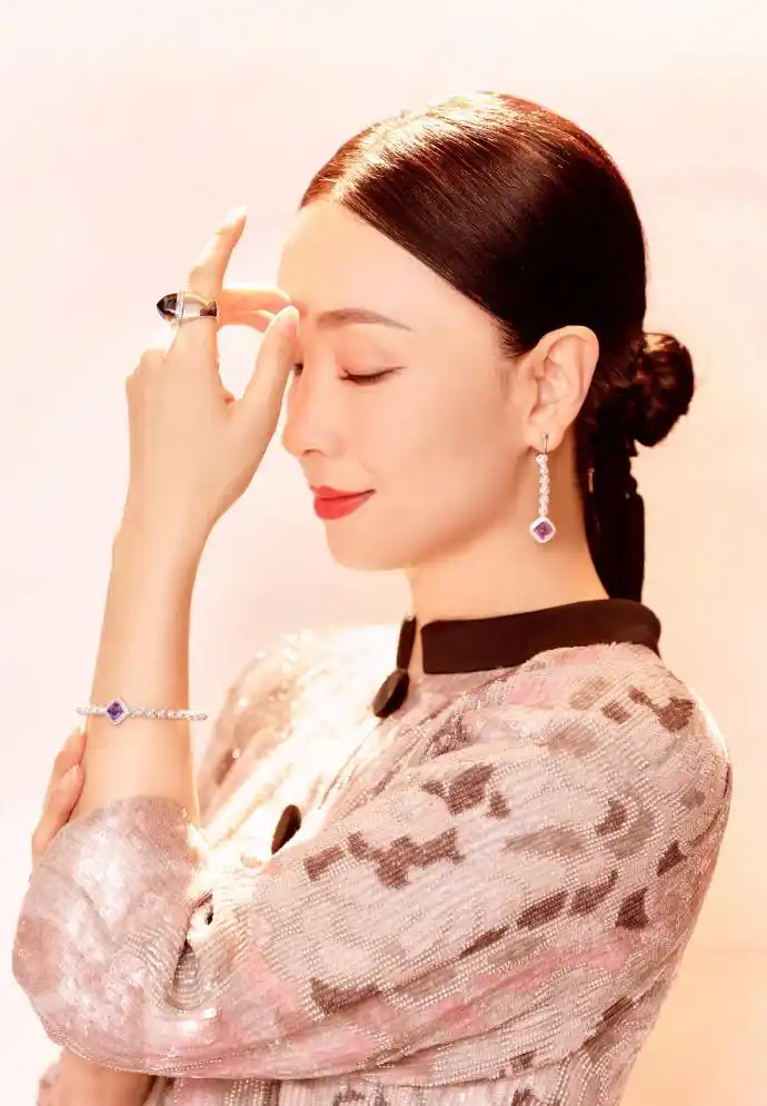 简介:性感女神陶虹妩媚撩人写真,分享一组陶虹图片给大家,图中的明星