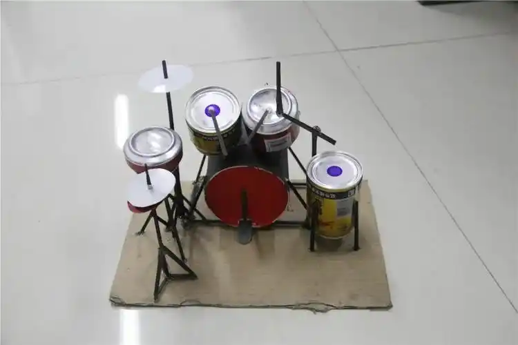 图为易拉罐架子鼓.