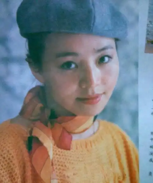 曝宋丹丹每天逛日坛公园!留寸头面容似男性,多套千万豪宅被曝光