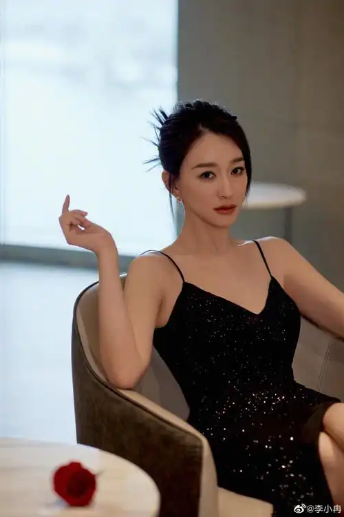 46岁李小冉穿吊带裙露香肩美腿