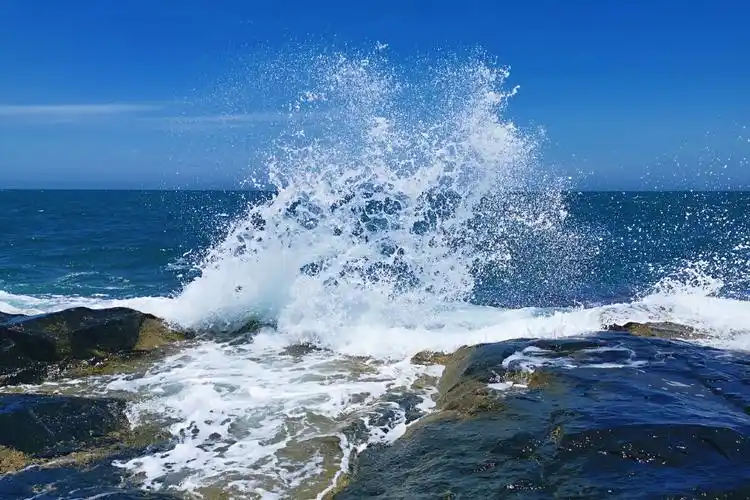 游览文昌海边石头公园