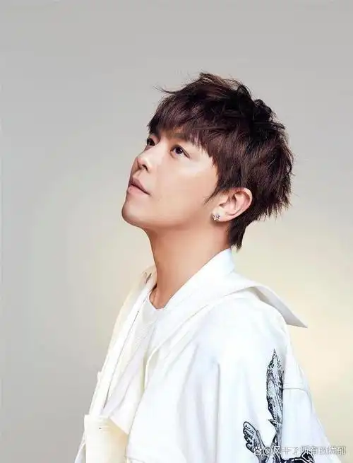 3鞠躬进灵堂小鬼老父亲凝望儿子遗照沉痛背影惹小鬼粉丝鼻酸