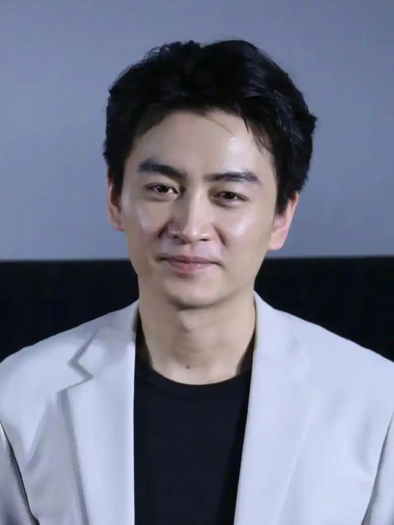 陈晓最新活动中状态显老看起来胖了很多?