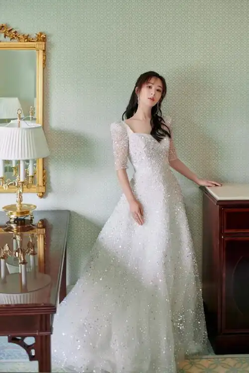 杨紫又开始秀身材一袭白色婚纱礼裙甜美又优雅美得风姿绰约