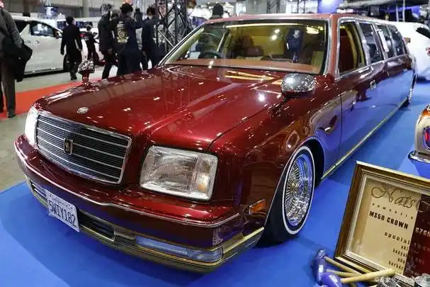 丰田世纪是一款豪华轿车,它的名称源自于丰田汽车公司成立50周年之际.