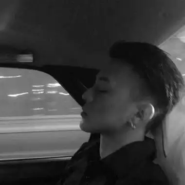 男生头像黑白侧脸伤感8张高清侧脸黑白男生头像