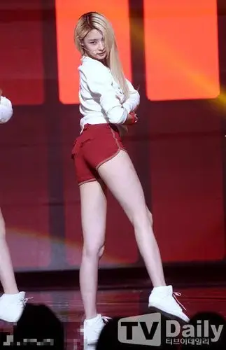 扭腰撅臀秀长腿玩下衣失踪韩女团性感招数大揭秘