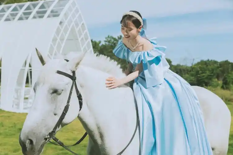 身骑白马秒变草坪上的在逃公主