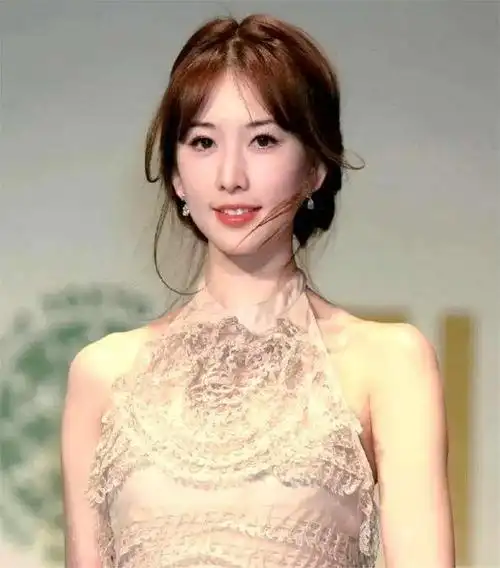 第三名,王祖贤尽管她的女神气质可能不是娱乐圈中最顶尖的,但她的颜值