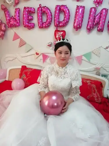坐在床上静静等待新郎的新娘