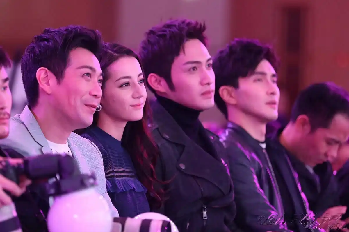 迪丽热巴和张彬彬的侧颜