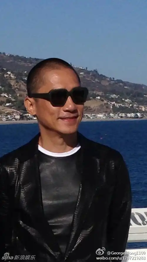 梁朝伟帅气亮相美加州海滩 影帝也爱玩自拍(组图)