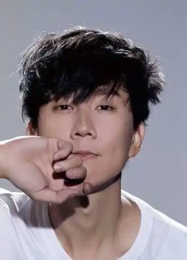 林俊杰得知女友人随身携带的行李中有一张他的照片后,难以接受,一直不