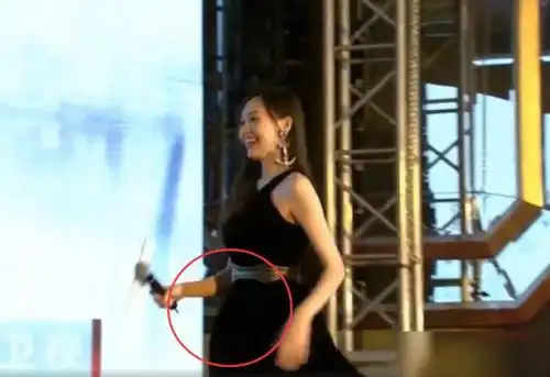 唐嫣的孕肚真遮不住了?整个肚子完全凸起,看样子已有六个月了