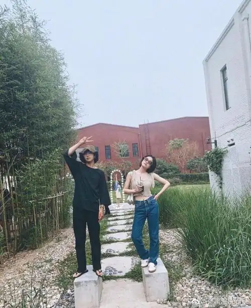 张雪迎分享与好友自拍 复古穿搭展露纤纤细腰