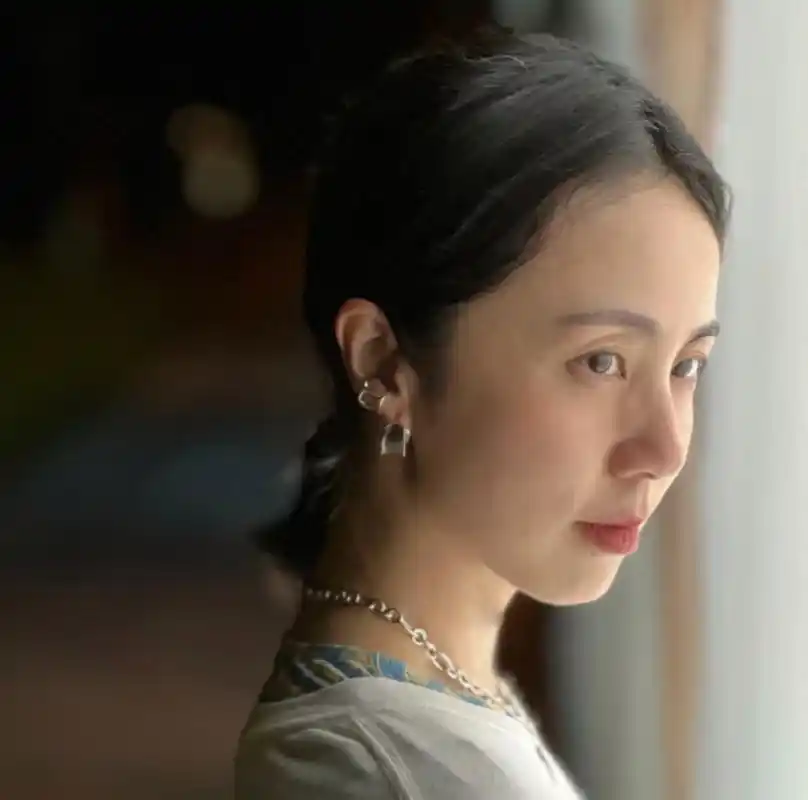 黄磊老婆孙莉晒居家自拍,满满的文艺气质,两张都是侧脸,她很会选角度