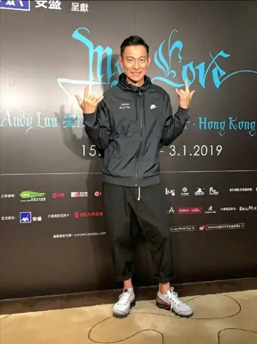 62岁刘德华告诉大家,发型一丝不苟,裤子短一截,到老也不油腻_生活习惯