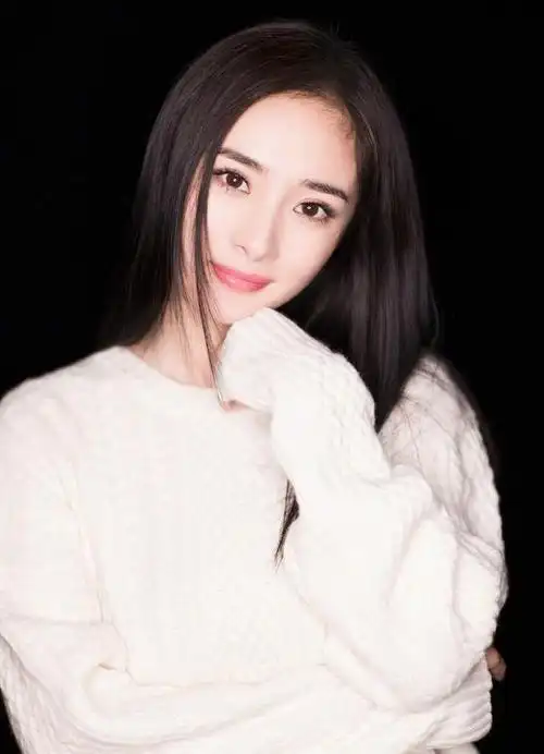 近两年来,即使是被誉为"美神"的迪丽热巴,也在出席活动时遭遇了颜值被