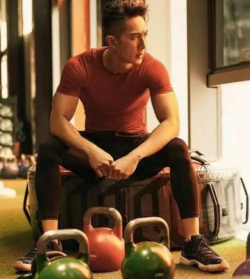 想减肥的妹纸们,健身房里有这几位明星帅哥在,还懒得动吗?