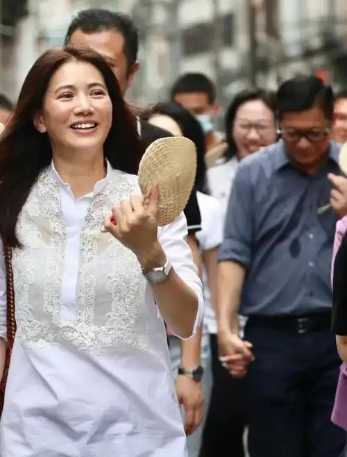 袁咏仪回东莞祖籍探亲,保安局局长陪同开道,网友:是香港人吗?