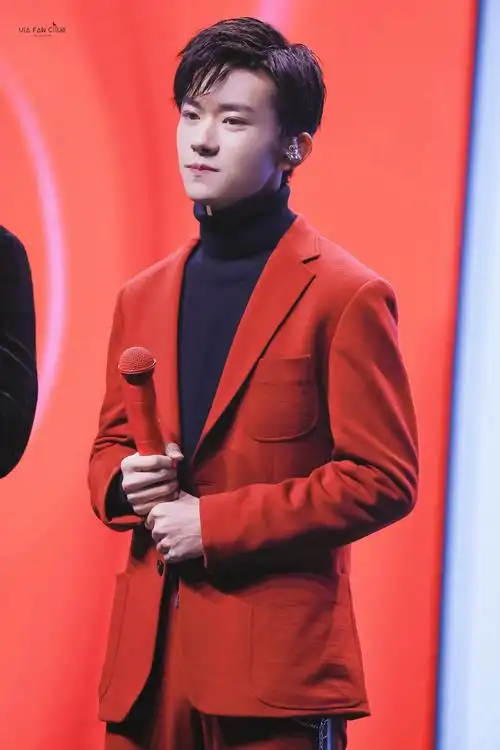 红色西装太帅了