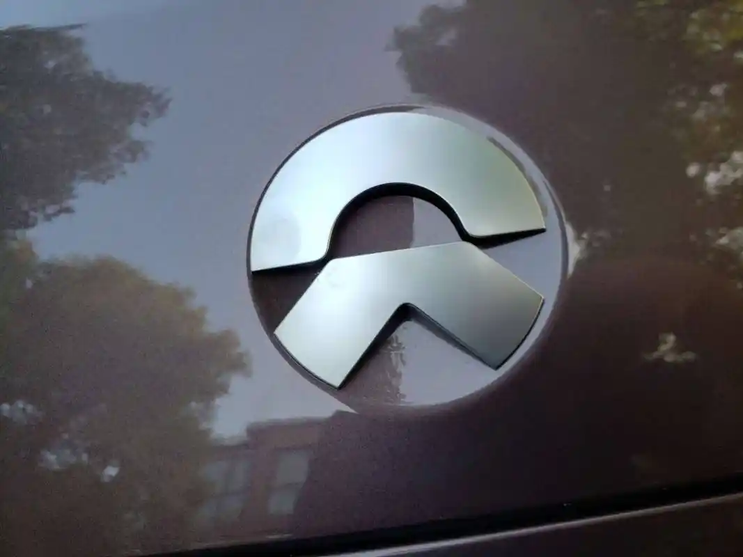 车标贴歪了,问题不大但是看着闹心在蔚来 app 上我看到这样一位用户