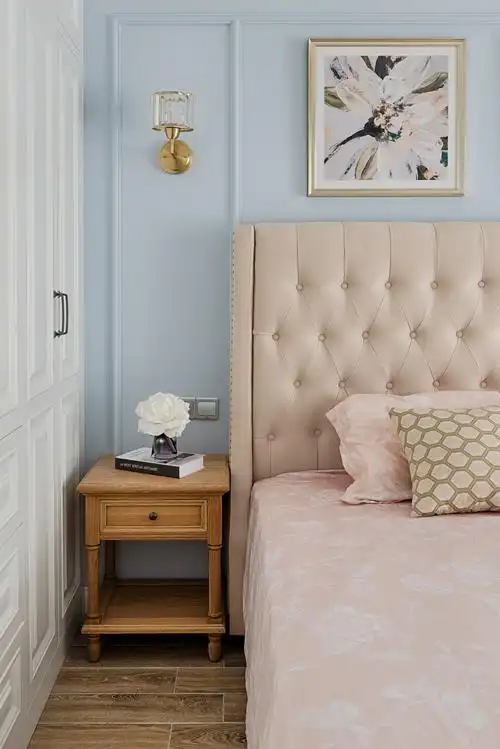 复式现代三居装修床头细节图