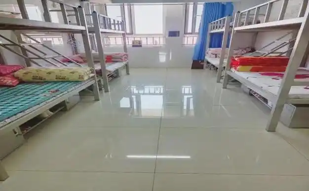 进门首先就能看到咱们的美丽宿舍101,这里有8名乐观开朗的女孩.