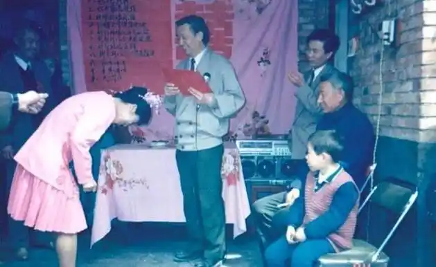 镜头留下的80年代婚礼老照片:简简单单,如今都回不去了!