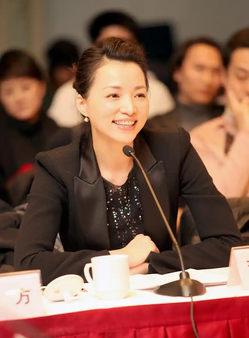 董卿,一度被誉为"国民女神",如今却遭遇了不幸的命运.