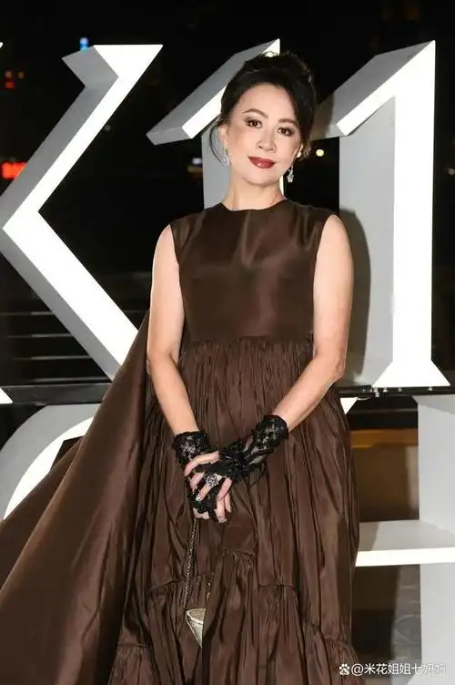 刘嘉玲突然胖好多啊!穿无袖裙暴露麒麟臂水桶腰,腮红太重好俗气