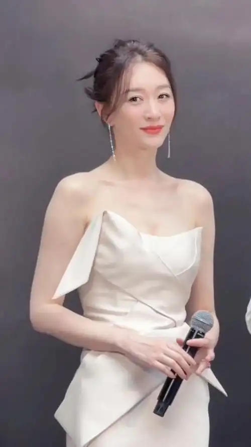 李小冉怼脸拍毫无医美痕迹,皮肤白到发光,好漂亮呀