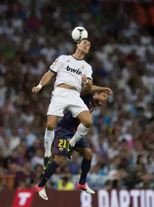 足球明星c罗皇马时期头球攻门