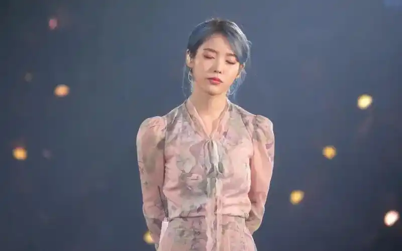 iu绝美蓝发演唱 [dear name] 191124