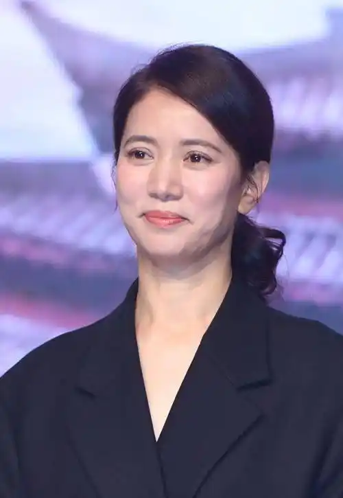 49岁的袁咏仪从照片上看一点都看不出是快50岁的人了,还是那个年轻时