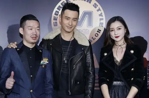 黄晓明与美女合影保持距离 baby管得紧没办法