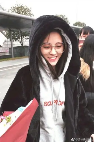 鞠婧祎现代戴眼镜机场图