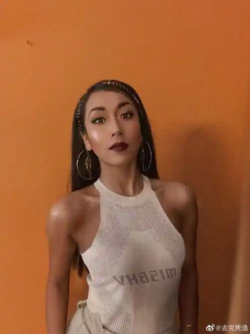 吉克隽逸晒照搞怪表情包美黑皮肤身材火辣诱人