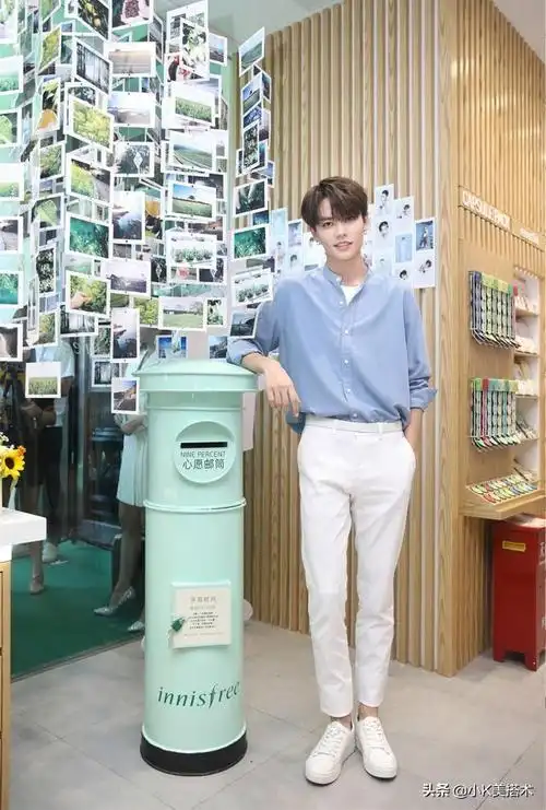 林彦俊24岁生日会,长款白衬衫搭破洞裤,181cm身高帅得出众
